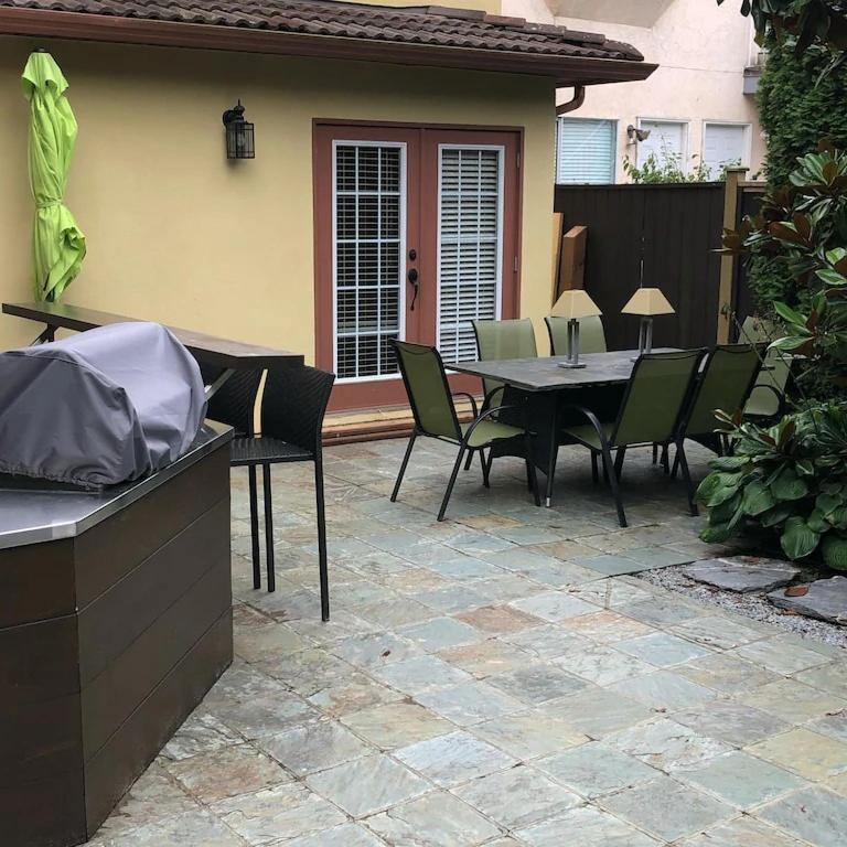 Garden Oasis Near Popular Main Street Apartamento